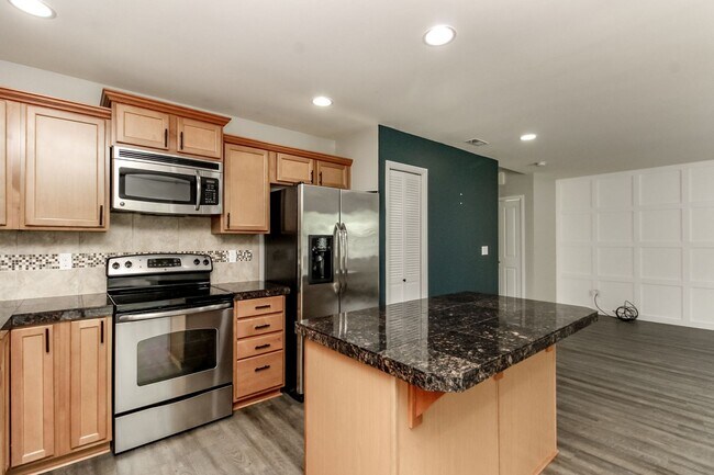 Building Photo - 3684 London Loop NE