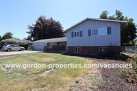 Building Photo - SE Molt St - Milwaukie mid-century split l...