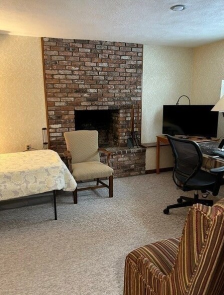 Building Photo - 438 Old Bedford Rd