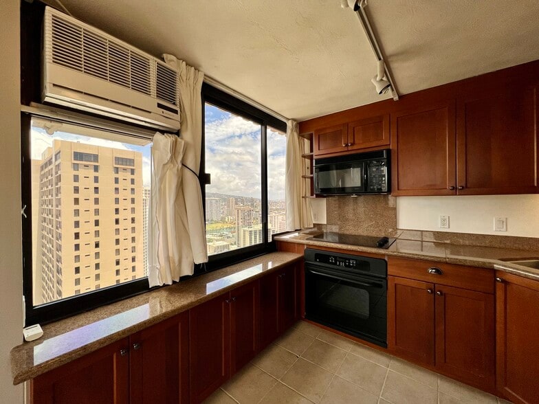 Lots of open windows in kitchen - 343 Hobron Ln
