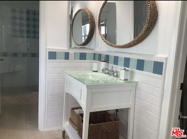 Building Photo - 219 13th St