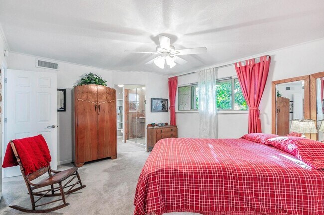Building Photo - Recently updated spacious 3 bedroom 2.5 bath townhome available soon