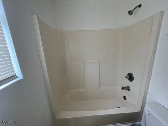 Building Photo - 2505 NE 22nd Pl