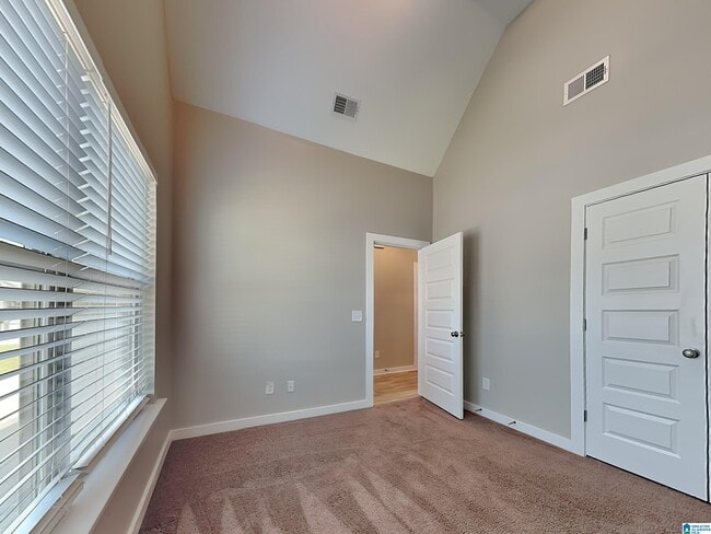 Building Photo - 152 Park Dr N