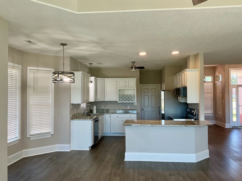 Kitchen - 546 Stonemason Dr