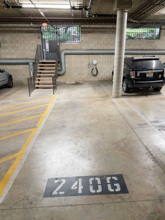 Building Photo - Large 2bed/ 2 bath corner unit in the heart of Silverlake with Hot Tub, Pool, Gated Parking and P...