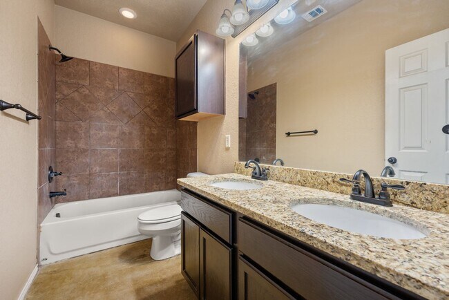 Building Photo - Nice 3 Bedroom Duplex located in New Braunfels!