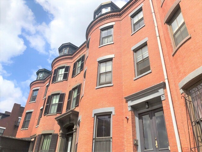 Building Photo - 623 Tremont St