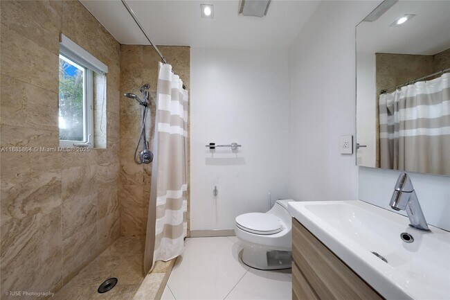 Building Photo - 850 N Venetian Dr