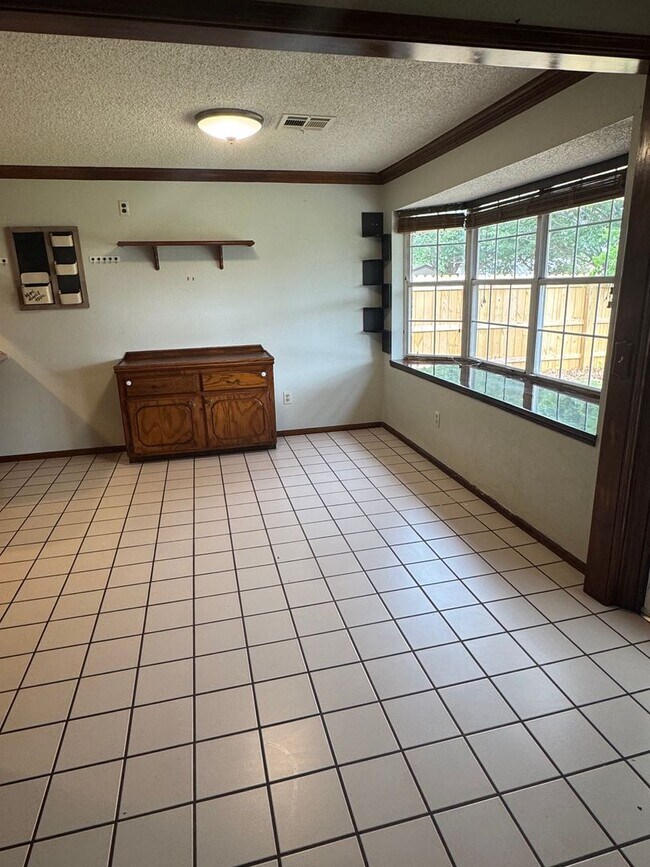 Building Photo - 3 bedroom, 2 bathroom, 2 car garage in Sou...