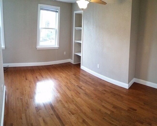 Building Photo - Charming 3 Bedroom Reno in South Side. Ope...