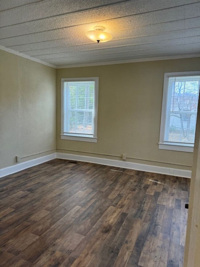 Building Photo - 701 E Lenoir Ave