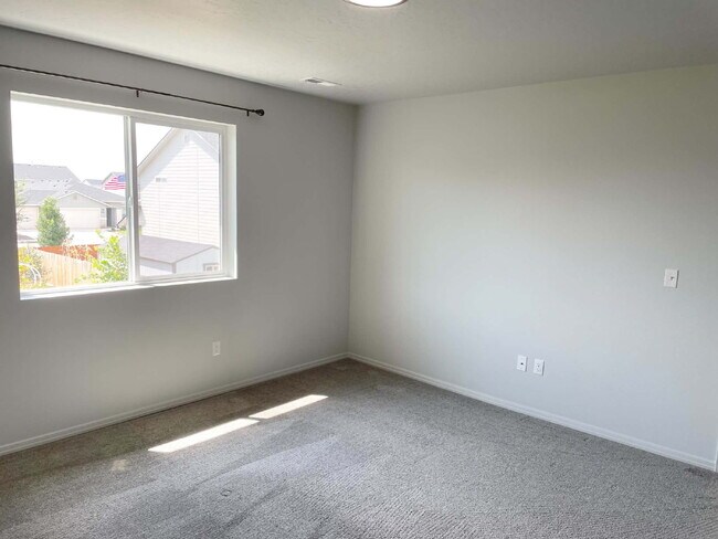 Building Photo - "Charming 3-Bed Oasis on East Drouillard Street with 2.5 Baths and 1470 Sq Ft in Nampa!"