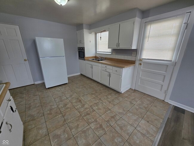 Building Photo - 10166 Southeastern Ave