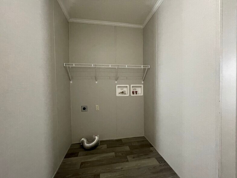 Building Photo - 16185 Notre Dame St