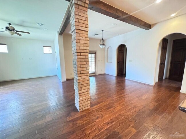 Building Photo - 17 Cottonwood Ave