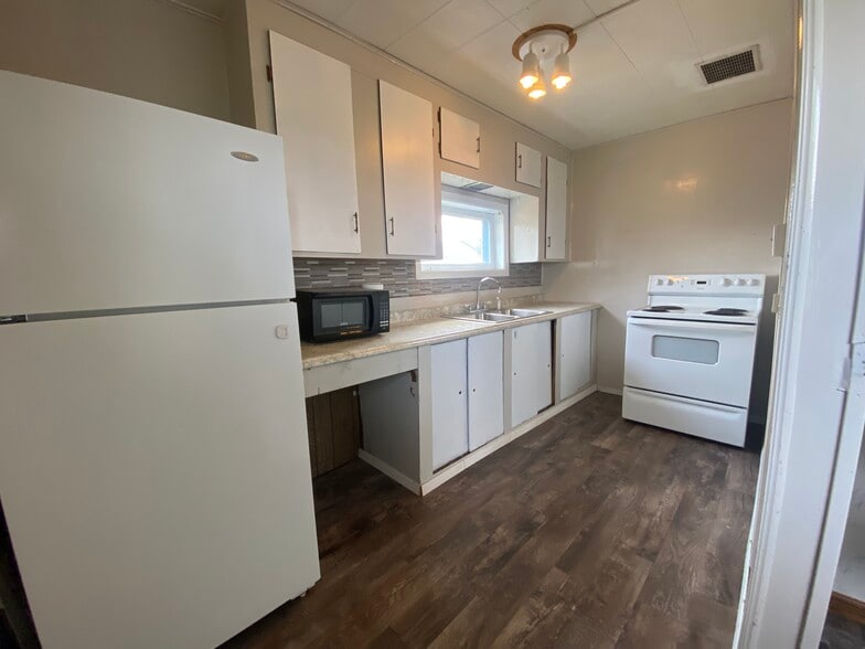 Building Photo - 106 Main St S