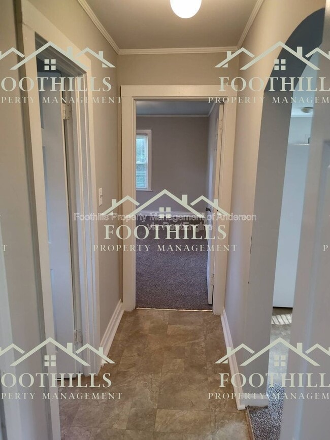 Building Photo - 1302 Robbins Dr