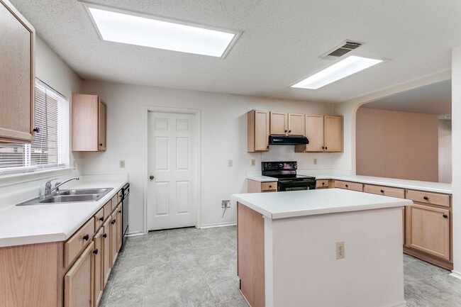 Building Photo - Welcome home to this single-story home in highly desirable Northwest Crossing