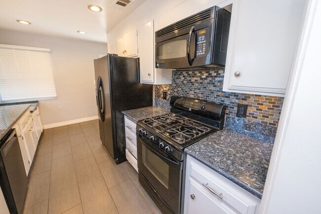 Building Photo - 3BR/2BA home with bonus room & additional ...
