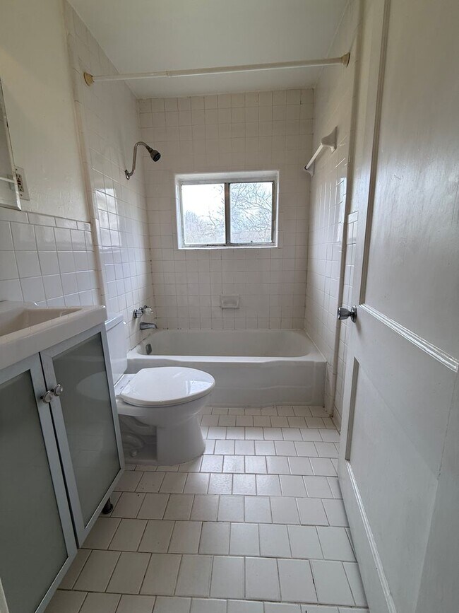 Building Photo - Rare 2/1 w/ Basement in Cherrywood!