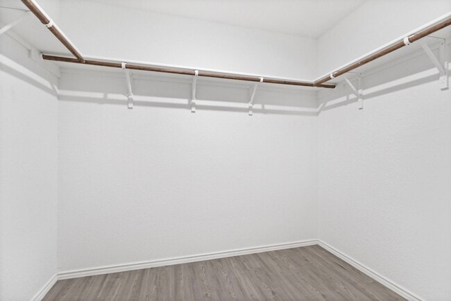 Building Photo - Charming Home Awaits: Spacious & in a Prime Location