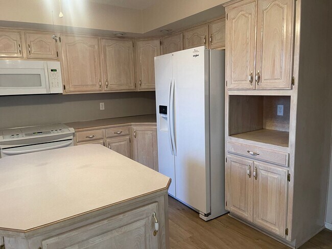 Building Photo - BEAUTIFUL Spacious home with an open floor plan in a great area!