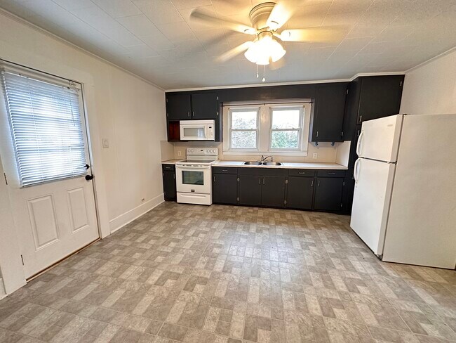 Building Photo - 219 College St