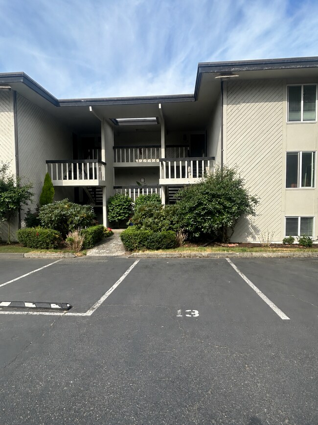 Building Photo - 6627 Lakeview Dr