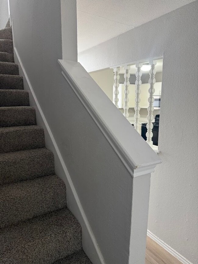 Building Photo - River Crossing - 2BD Townhome - Two Story - Near Downtown - Full Laundry - Small Yard - Reserved ...