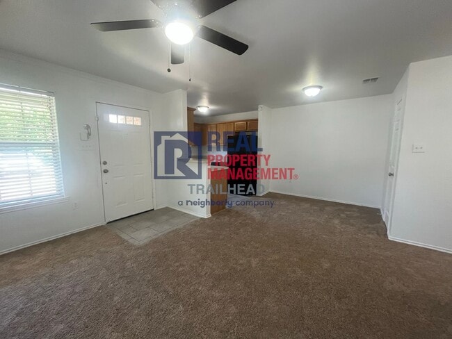 Building Photo - Great Location - 3 Bed/2 Bath - $500 Rent ...