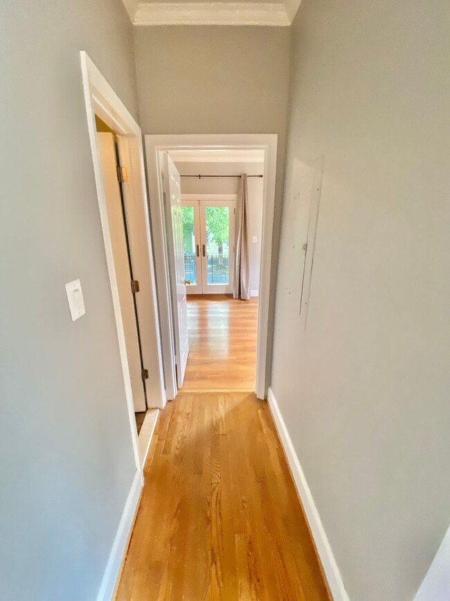 Building Photo - Logan/Dupont 1BR 1BA unit with hardwood fl...