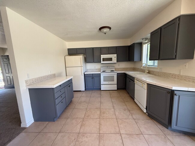 Building Photo - 4 bedroom 2 bath-contact Property Pros for more information