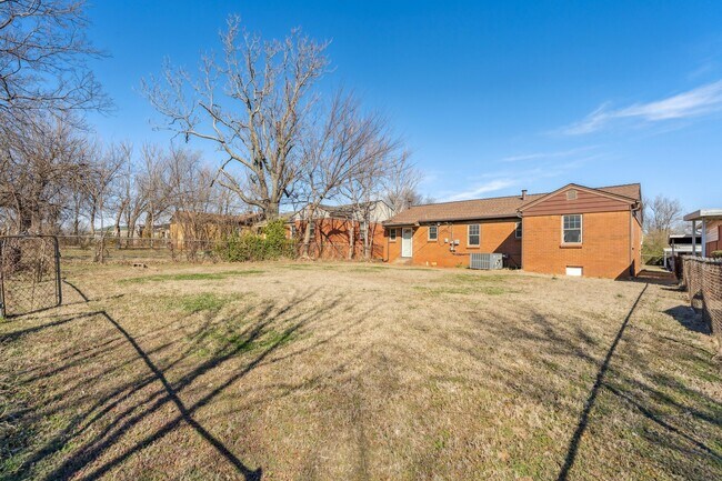 Building Photo - 1412 NE 38th St