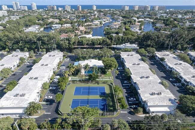 Building Photo - 6449 Bay Club Dr