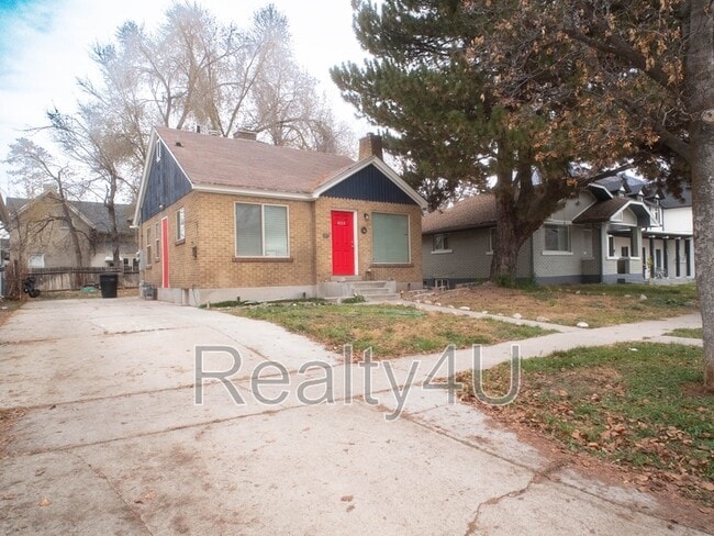 Building Photo - 382 400 S