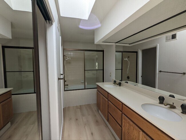 Building Photo - 970 La Mesa Terrace
