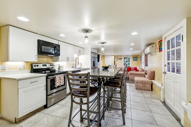 Building Photo - 3BD/3BA Unit on Corner Lot in Treme