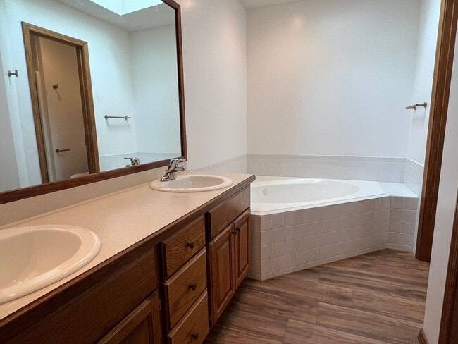 Building Photo - 3 Bed / 2 Bath in heart of Springfield