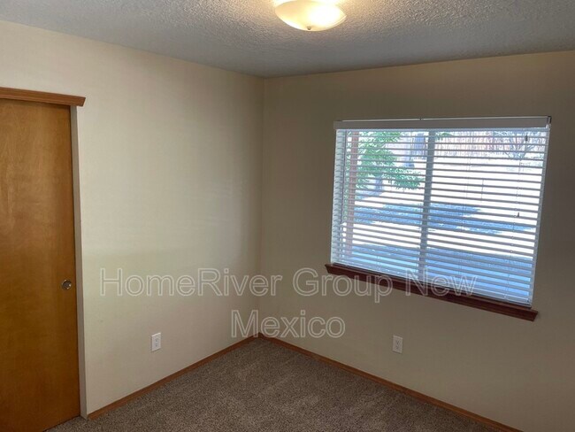 Building Photo - 2205 Sunstone Dr NW