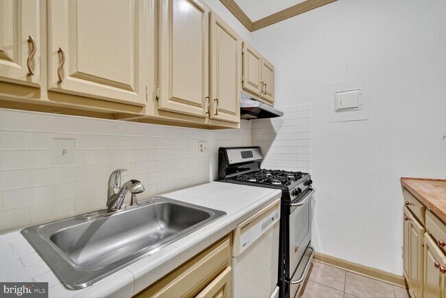 Building Photo - 4114 Davis Pl NW