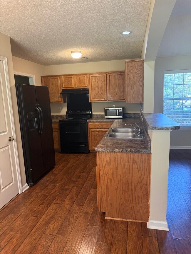Building Photo - 10389 Redmond Dr