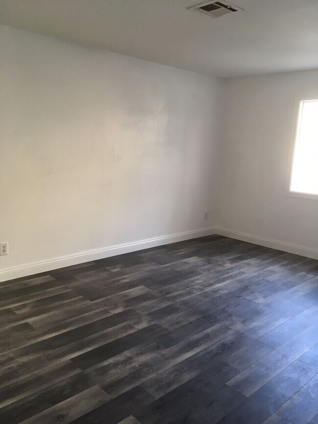 Building Photo - 913 Shadow Mountain Pl