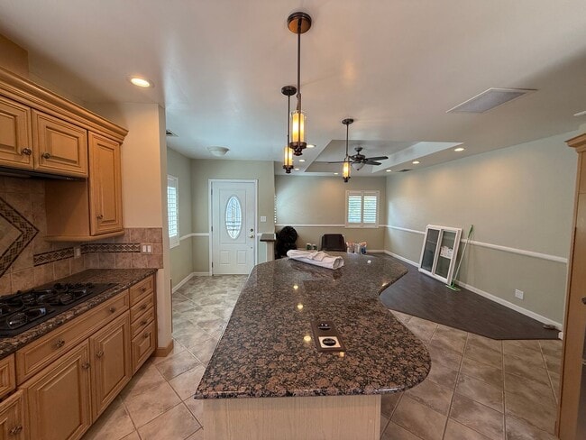 Building Photo - Charming 2-Bedroom Front House in Prime Lakewood Location