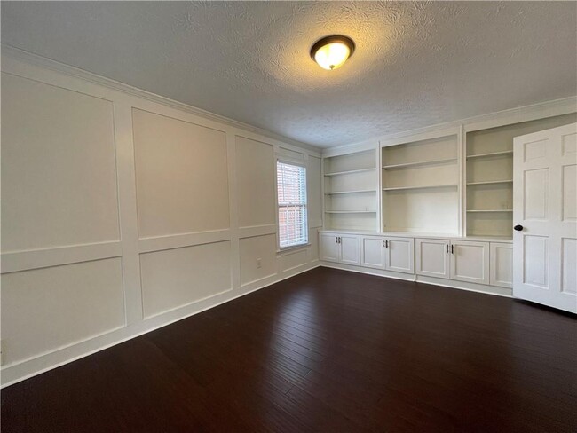 Building Photo - 3145 Queens Walk