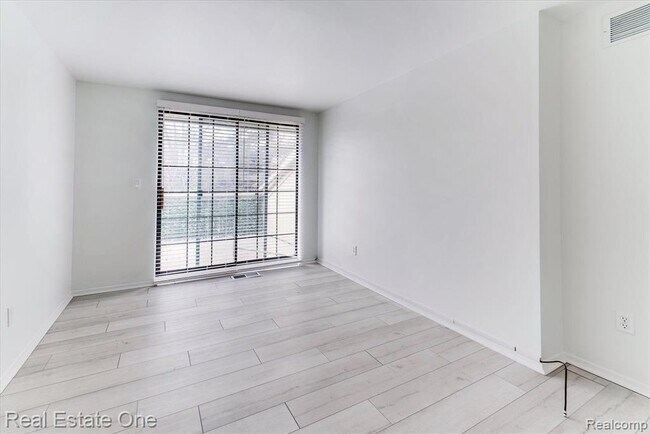 Building Photo - 1631 S Hill Blvd