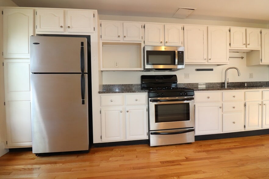 Building Photo - 13 Vinton St