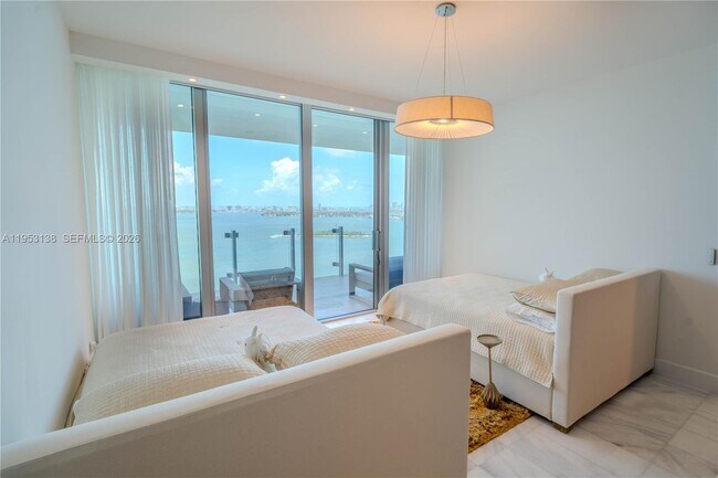 Building Photo - 700 NE 26th Terrace