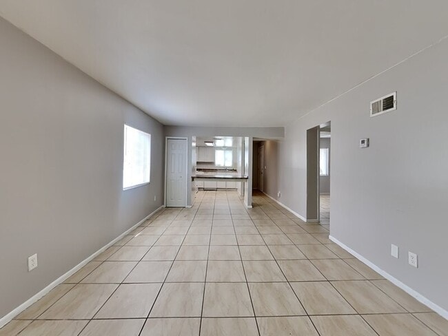Building Photo - 2549 S Oak Ave