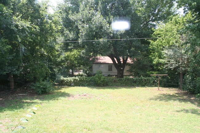 Building Photo - Coming Soon! 3 BED 1 BATH! Schedule a tour today!